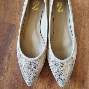 Flat shoes, gold.